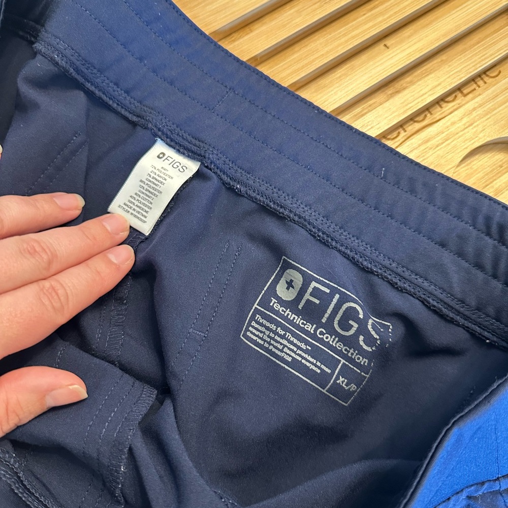 Figs XL/P Navy Jogger Scrubs - Picture 2 of 2
